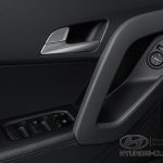 Кнопки управления на водительской двери Hyundai Creta.